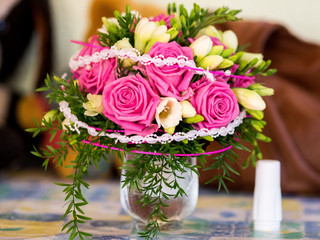 Brautstrauß auf dem festlichen Tisch