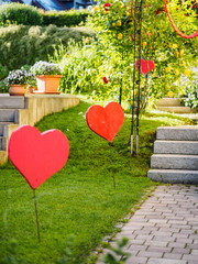 Rote Herzen im Garten