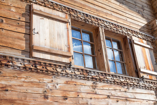 Holzhaus-Fenster mit Verzierungen