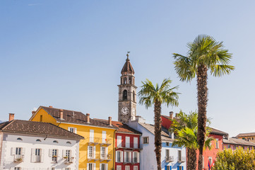 Obraz premium Ascona, Altstadt, Stadt, Seeufer, Uferpromenade, Lago Maggiore, Kirche, Kirchturm, Ferien, Ferienwohnungen, Seerundfahrt, Tessin, Sommer, Herbst, Schweiz