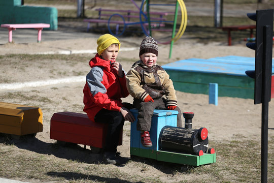 children play on the playground.