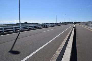 出羽大橋／山形県を貫流する最上川（一級河川）に架かる県内最長の橋、出羽大橋を撮影した写真です。全長1,817mの橋は最上川河口に近く、冬には白鳥7,000羽が飛来し、越冬地とするスワンパークがあり、夏には花火大会で人がうめ尽くす観光地です。