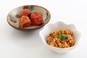 小皿に入れた納豆と梅干し