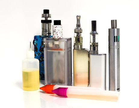 Sortiment von E-Zigaretten mit Liquids