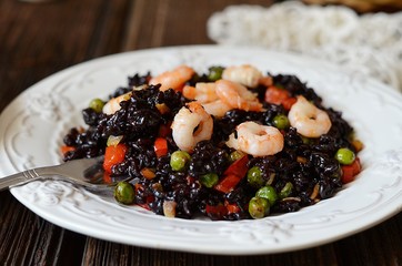Черный рис с овощами и креветками