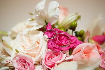Obraz na płótnie Canvas Wedding bouquet and wedding rings close-up