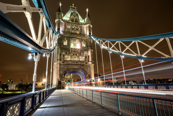 Fototapeta na wymiar Auf der Tower Bridge in London bei Nacht