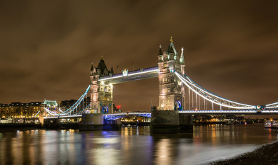 Tower Bridge in London bei Nacht