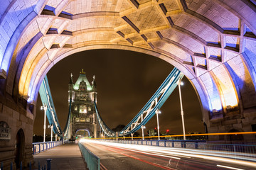 Obraz premium Auf der Tower Bridge in London bei Nacht