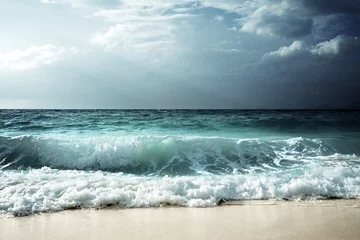 Tuinposter Oceaan golf golven op het strand van de Seychellen
