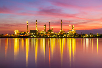 Obraz premium Oil refinery along the river at Dusk (Bangkok, Thailand)