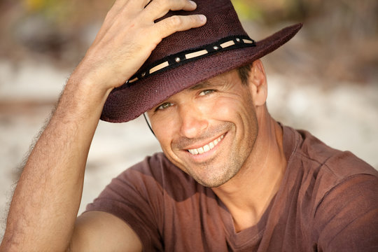 portrait d'homme caucasien souriant avec un chapeau