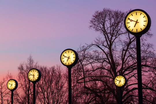 Bahnhofsuhren in einem Park in D&uuml;sseldorf nach Sonnenuntergang