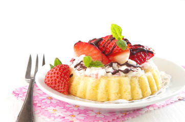 Erdbeersahnetörtchen mit Schokoladenglasur