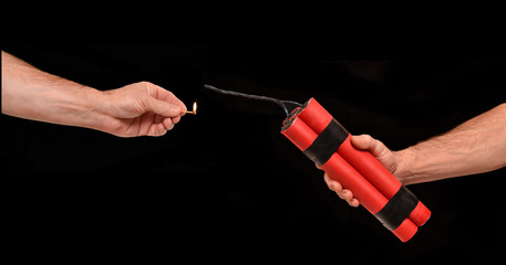 Encendiendo la mecha de un cartucho de dinamita