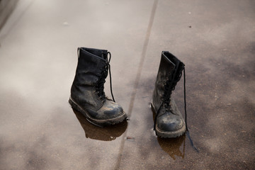 Botas militares de cuero negro sobre el agua
