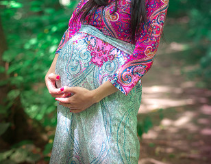 Красивая беременная девушка с брльшим животиком.