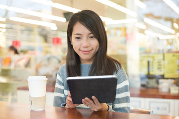Woman use of digital tablet pc in coffee shop