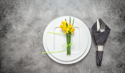 Table decoration cutlery, napkin, narcissus flowers