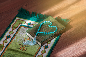 Священная книга коран зеленого цвета, четки
