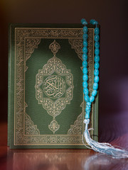 Священная книга коран зеленого цвета, четки