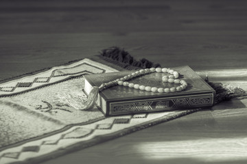 Священная книга коран зеленого цвета, четки