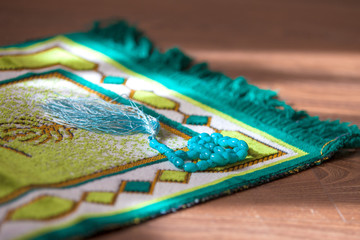 Священная книга коран зеленого цвета, четки