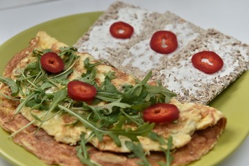 Healthy breakfast with omelette, graham crackers and arugula
