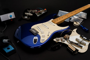 Blaue E-Gitarre in der Gitarrenwerkstatt 