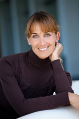 portrait de femme 35 ans en pull à col roulé