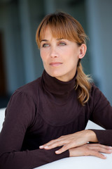 portrait de femme 35 ans en pull à col roulé
