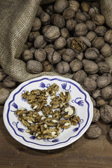 Sacco di iuta con noci e piattino con noci sgusciate