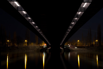 Unter der Brücke bei Nacht