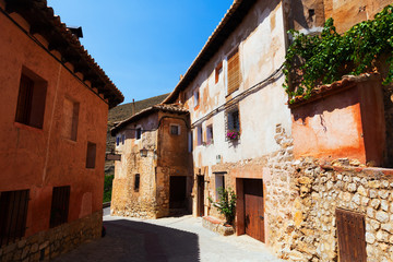 Fototapeta na wymiar ordinary street of spanish town. Albarracin