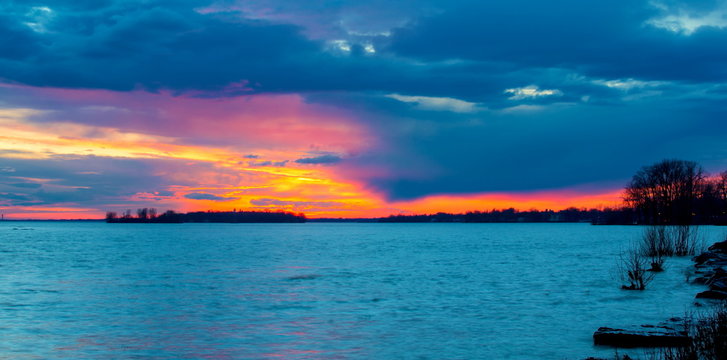 Fototapeta Sunset on the Lakeshore Dorval Quebec.