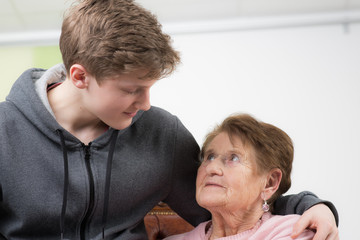 großmutter und teenager