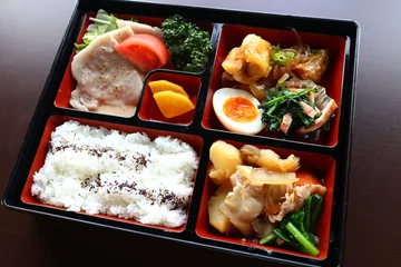 和風弁当（肉じゃが、鯖の甘酢餡かけ、豚しゃぶ） © ki3c