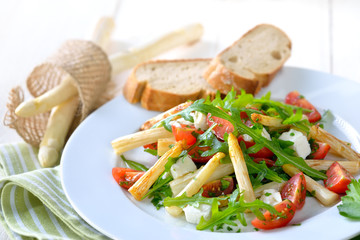 Gemischter Salat aus gebratenem weißen Spargel mit Feta, Rucola und Kirschtomaten - Mixed salad with white asparagus, feta cheese, rocket and cherry tomatoes