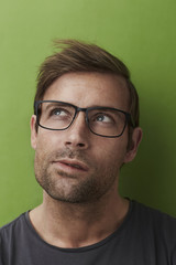 Obraz premium Spectacled fellow looking away in studio