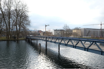 Fototapeta na wymiar Brücke für Fussgänger über den Fluss in den Stadtpark 
