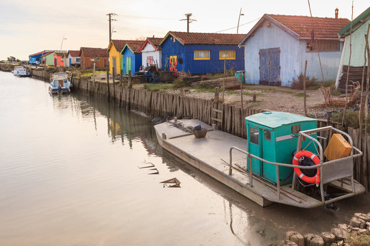 Le Chateau d'ol&eacute;ron, son port, ses bateaux ses cabanes de couleurs