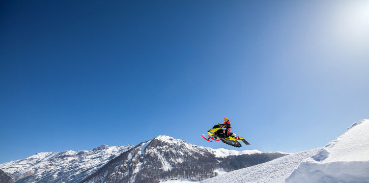 salto con motoslitta