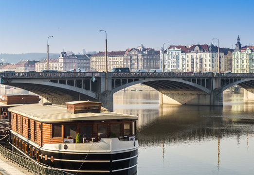 Hausboot am Fu&szlig;e der Moldau Prag