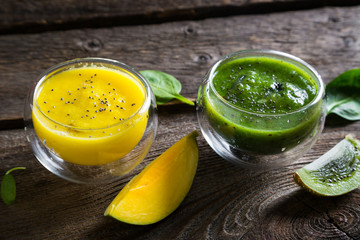 Smoothies of kiwi and mango with chia