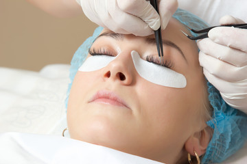 eyelash extension at the beauty salon technology