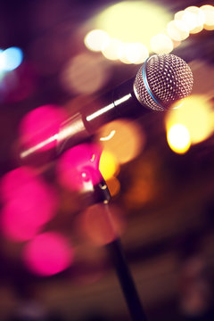 Micrófono y luces del escenario. Concierto y concepto de la música