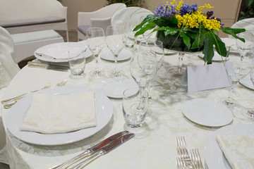 tavola matrimoniale imbandita