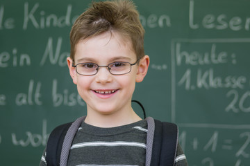 schuljunge vor tafel