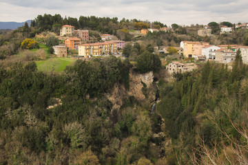 Fototapeta na wymiar Piccola cascata nei pressi di un piccolo borgo