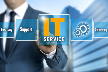 it service touchscreen wird von geschäftsmann bedient